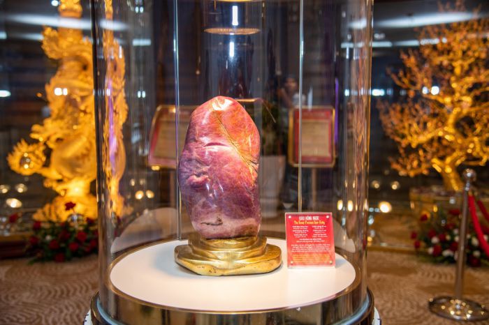 Bảo Hồng Ngọc đạt kỷ lục khối Ruby Sao nặng nhất Việt Nam, với trọng lượng 18,8 kg. Bảo vật này độc đáo với sắc đỏ huyết bồ câu hiếm thấy trên thế giới, chất lượng hoàn hảo với 6 cánh sao sắc nét bao trùm khối ngọc 