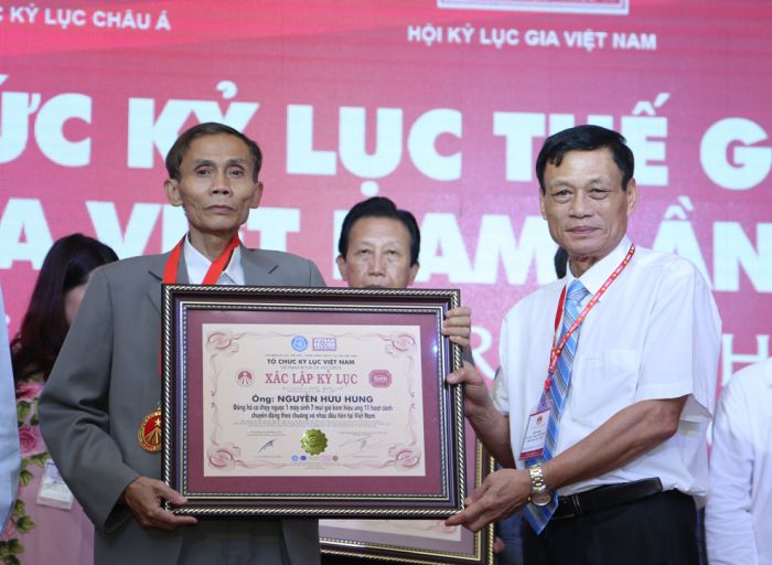 Kỷ lục gia Nguyễn Hữu Hùng nhận bằng xác lập tại Hội ngộ Kỷ lục gia Việt Nam lần thứ 35 tại TP.HCM