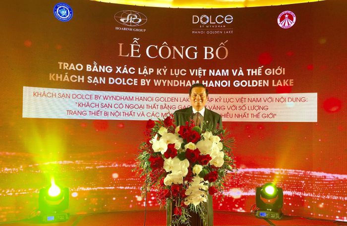 Ông Lê Doãn Hợp, nguyên Bộ trưởng Bộ thông tin, truyền thông phát biểu chúc mừng Kỷ lục Thế giới mới của Công ty TNHH Hoà Bình