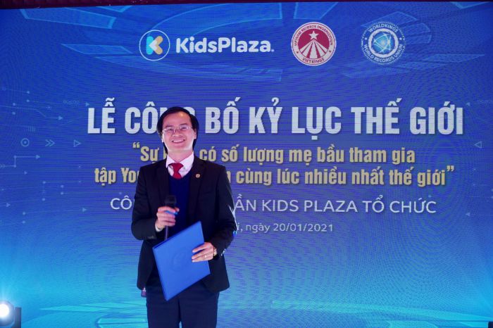Ông Hoàng Thái Tuấn Anh – Tổng thư ký Tổ chức Kỷ lục Đông Dương, Trưởng VPĐD VIETKINGS tại miền Bắc đại diện công bố Thư ủy quyền của Liên minh Kỷ lục Thế giới (WorldKings) cho Tổ chức Kỷ lục Việt Nam (VietKings) về việc trao tặng Kỷ lục Thế giới đến Công ty Cổ phần Kids Plaza.