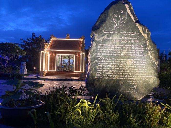 Hai bức thư của Đại tướng Võ Nguyên Giáp gửi đặt khắc trên 2 khối đá quý và dặt trước khu tưởng niệm Đại tướng trong khuôn viên Khu công nghiệp Nam Cầu Kiền