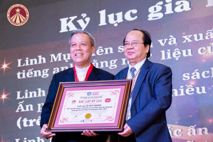 Giáo sư, Viện sĩ Hoàng Quang Thuận – Chủ tịch Hội đồng Sáng lập Kỷ lục Việt Nam trao tặng bằng xác lập Kỷ lục đến Linh mục Tạ Huy Hoàng