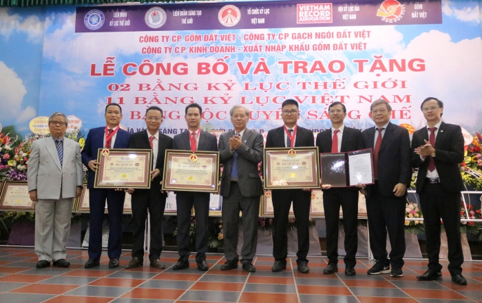 BLĐ Công ty CP Gạch ngói Đất Việt đón nhận bằng xác lập Kỷ lục Việt Nam