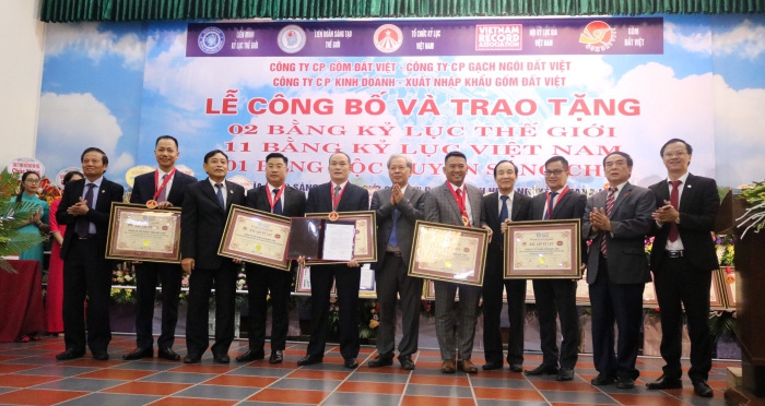 BLĐ Công ty CP Gốm Đất Việt đón nhận bằng xác lập Kỷ lục Việt Nam
