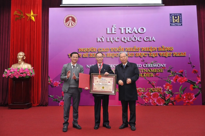TS Thang Văn Phúc - Chủ tịch TW Hội Kỷ lục gia Việt Nam (phải) trao chứng nhận Kỷ lục Việt Nam đến TS Chu Mạnh Nguyên