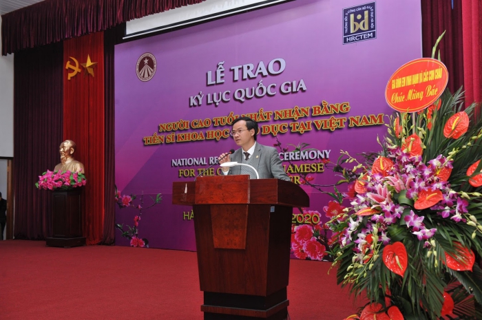 Ông Hoàng Thái Tuấn Anh - Tổng thư ký Tổ chức Kỷ lục Đông Dương, Trưởng VPĐD Tổ chức Kỷ lục Việt Nam tại miền Bắc đại diện công bố quyết định xác lập Kỷ lục đến Tiến sĩ Chu Mạnh Nguyên