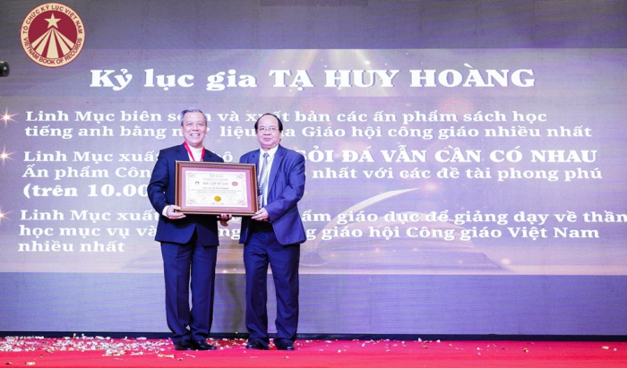 Giáo sư, Viện sĩ Hoàng Quang Thuận – Chủ tịch Hội đồng Sáng lập Kỷ lục Việt Nam trao tặng bằng xác lập Kỷ lục đến Linh mục Tạ Huy Hoàng