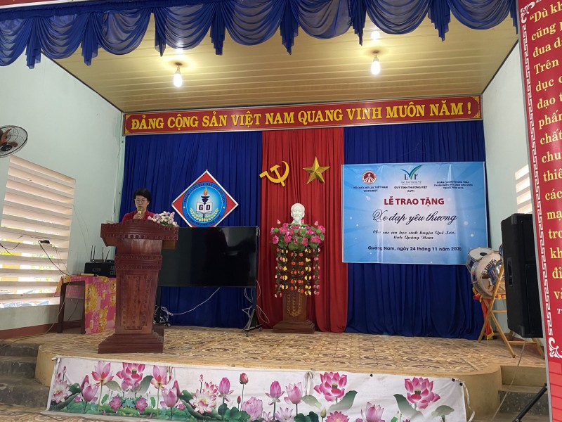  Bà Nguyễn Hoàng Anh, Viện trưởng viện RICHS lên phát biểu tại buổi lễ trao tặng xe đạp cho các em học sinh Tiểu học