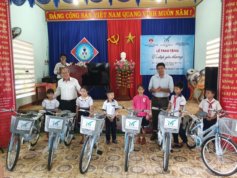 Ông Nguyễn Thành Long - Chủ tịch Hội đồng Quản lý Quỹ Tình Thương Việt trao tặng xe đạp đến các em học sinh  