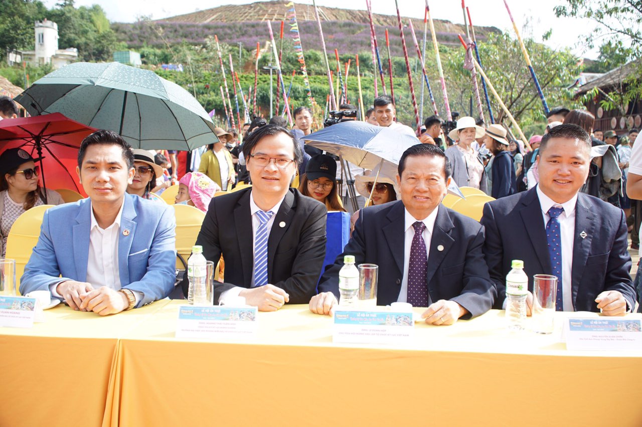 Đại diện Tổ chức Kỷ lục Việt Nam tham dự chương trình