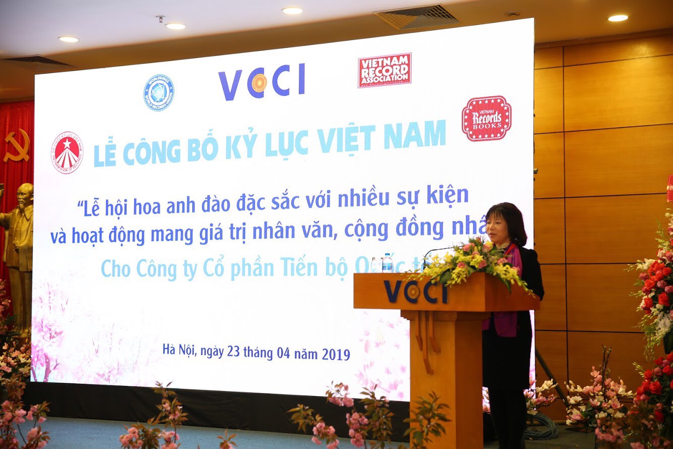 Viện sỹ, Tiến sỹ Nguyễn Thị Thanh Nhàn, Chủ tịch HĐQT kiêm Tổng giám đốc Công ty Cổ phần Tiến bộ Quốc tế (AIC Group) phát biểu tri ân.