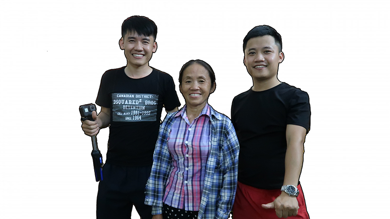 Bà Tân và hai con trai