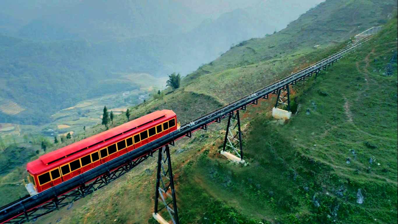 Hành trình khám phá vùng cao Tây Bắc bằng tàu hỏa leo núi Mường Hoa giống như một thước phim điện ảnh với những cảnh quay đẹp ngoạn mục.