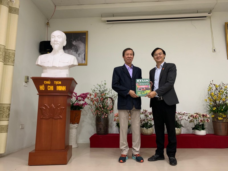 Ông Hoàng Thái Tuấn Anh, Tổng thư ký Tổ chức Kỷ lục Việt Nam, Trưởng văn phòng Miền Bắc Tổ chức Kỷ lục Việt Nam đến thăm và tặng sách tác giả Lê Đức Trọng.
