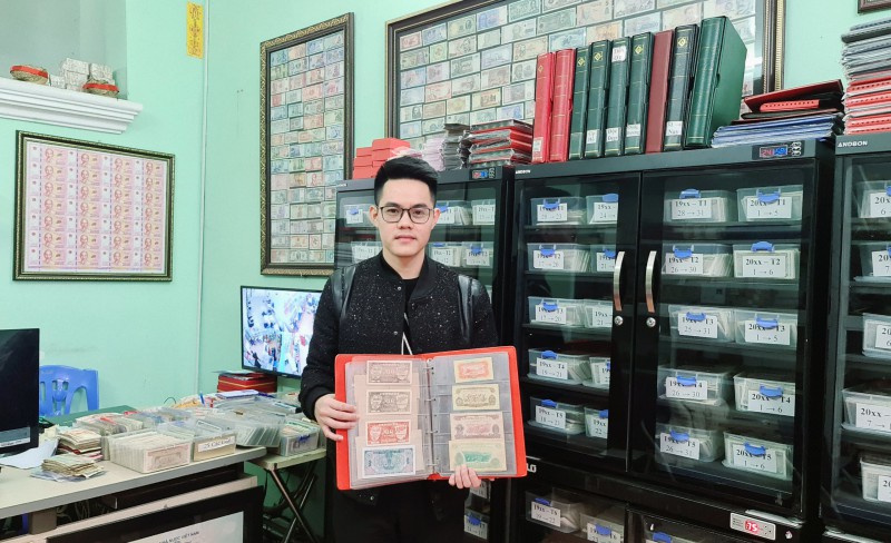 Phùng Văn Hùng (Hùng Bá) bên Bộ sưu tập tiền tệ của mình