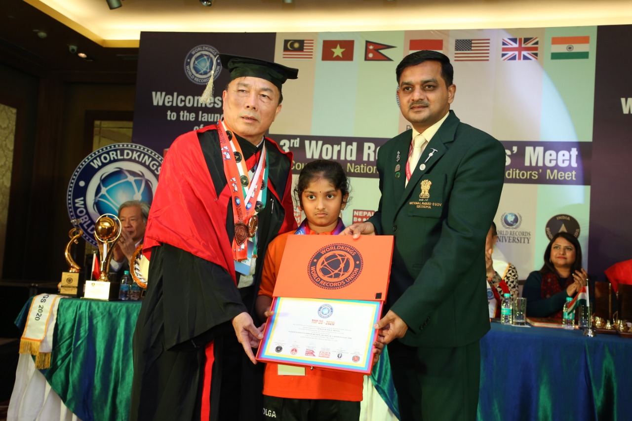 Doanh nhân, TS. Nguyễn Văn Đệ vinh dự được mời lên sân khấu cùng trao Kỷ lục cho bé gái người Ấn Độ.