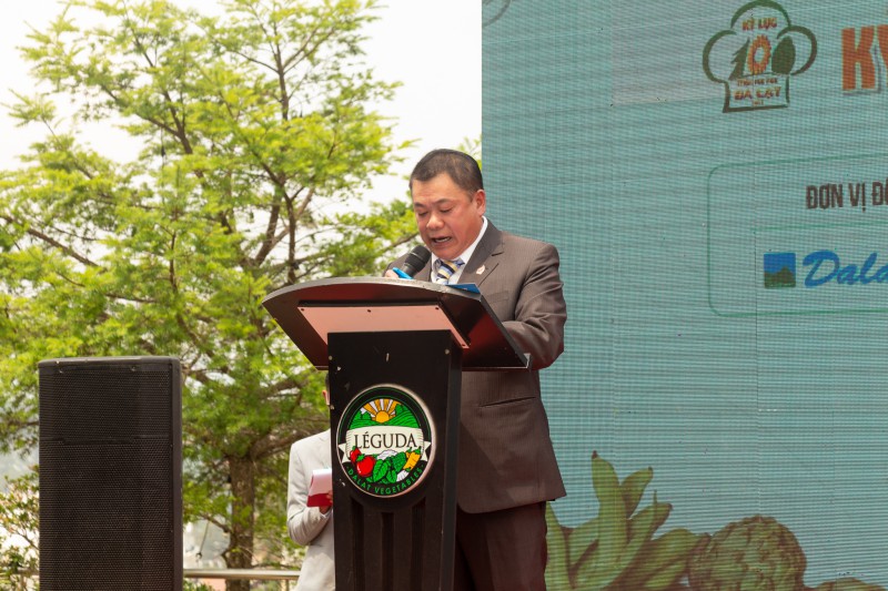 Ông Nguyễn Văn Hùng, Phó Chủ Tịch Hiệp Hội Du Lịch Lâm Đồng, Đà Lạt phát biểu mục đích ý nghĩa của sự kiện trong phần khai mạc