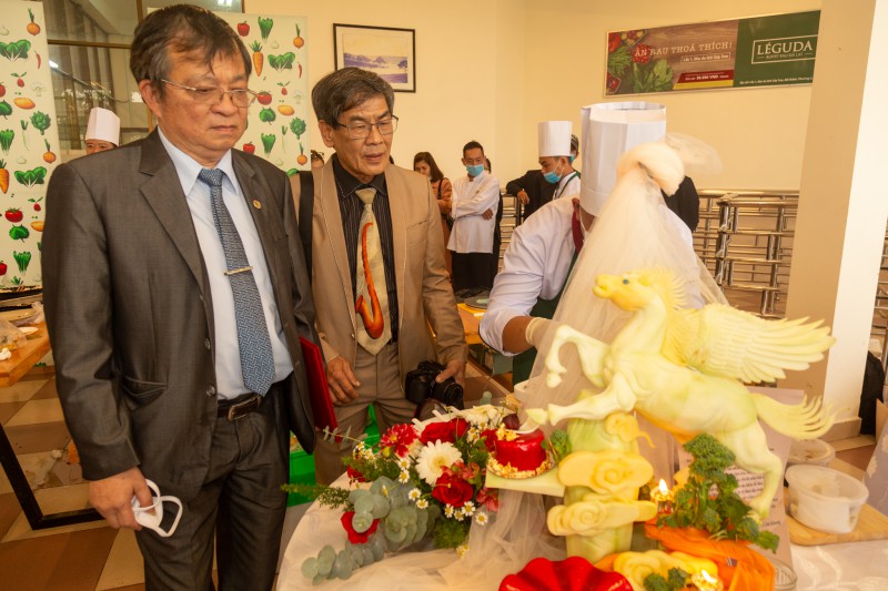 Các thành viên trong Hội đồng Xác lập Kỷ lục Việt Nam đánh giá các món ăn trong sự kiện