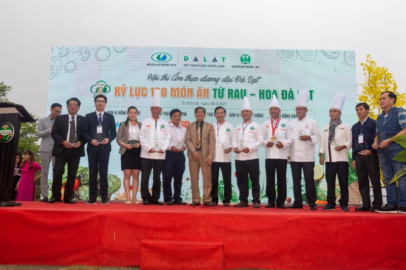 Các đại diện của Chi hội Đầu bếp chuyên nghiệp tỉnh Lâm Đồng cùng đơn vị đồng hành nhận kỷ niệm chương của chương trình và chụp hình lưu niệm