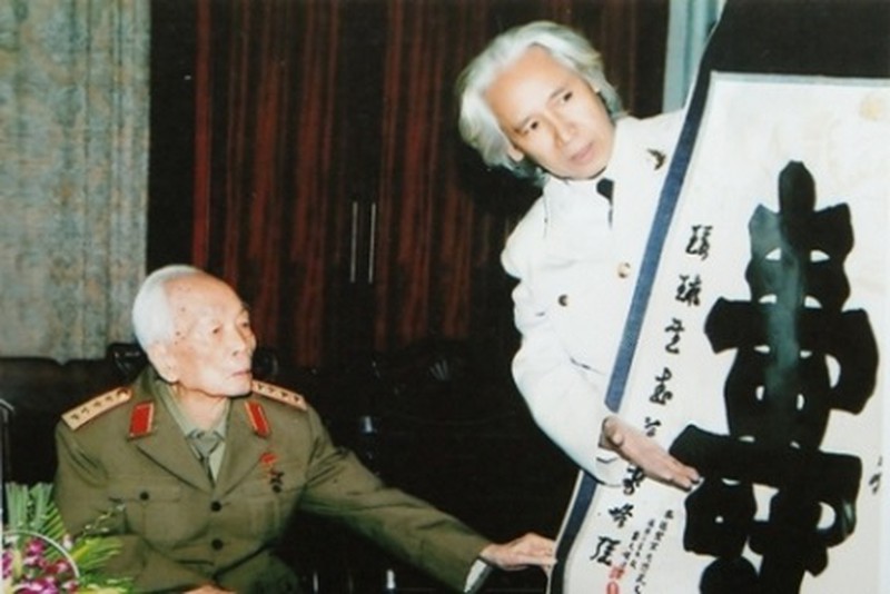 Nhà thư pháp Lê Thiên Lý trong một lần tặng chữ đại tướng Võ Nguyên Giáp.