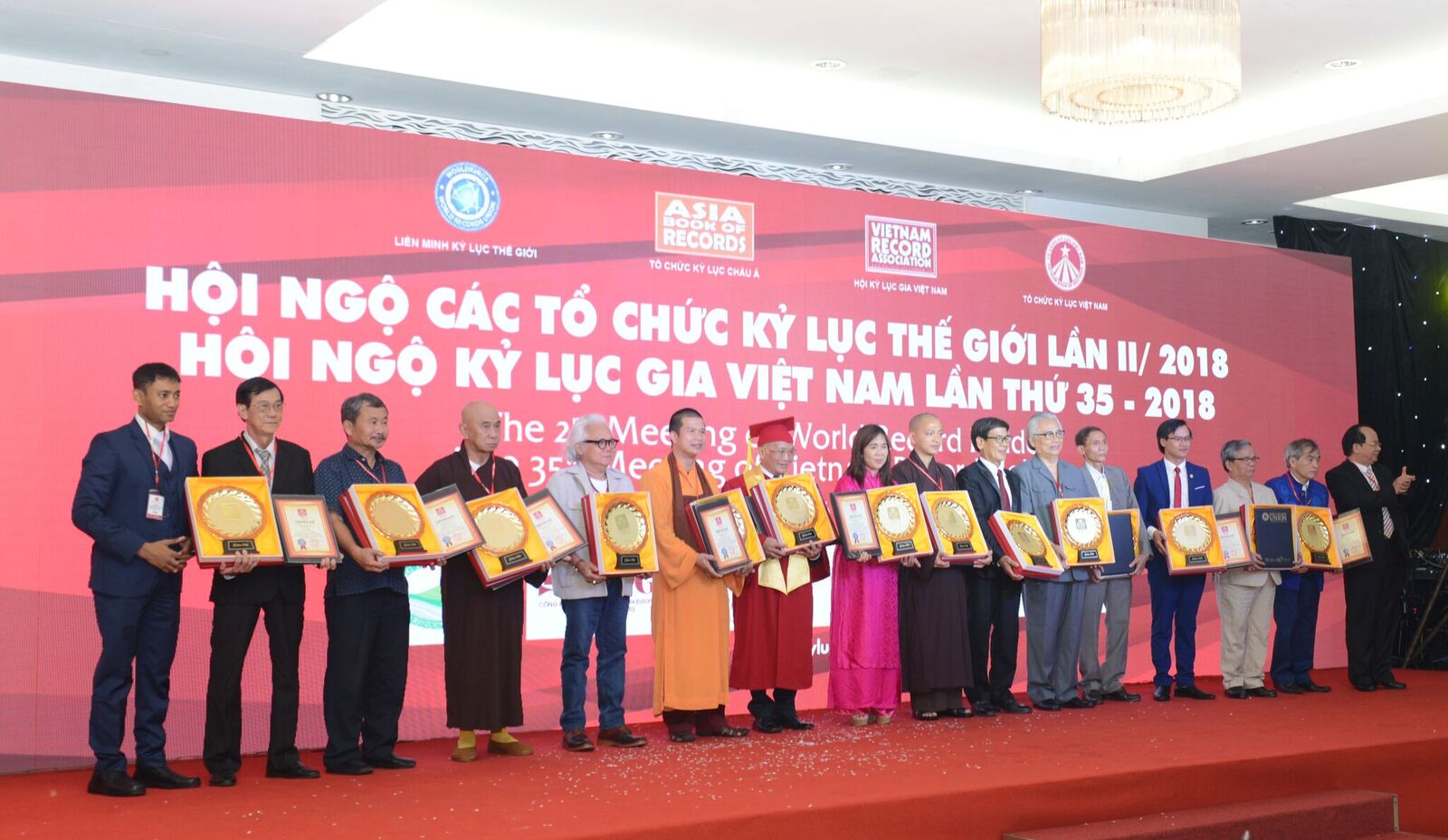 Trao tặng Đĩa vàng đến 16 cá nhân của Việt Nam là các vị trong Ban Lãnh đạo Kỷ lục Việt Nam và các Kỷ lục gia, Đại diện lãnh đạo cá nhân, Đơn vị sở hữu Kỷ lục tiêu biểu của Việt Nam.