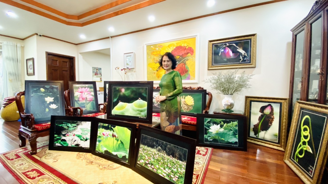 Bà Nguyễn Thị Thanh Tâm bên những tác phẩm về Sen mà bà yêu thích.