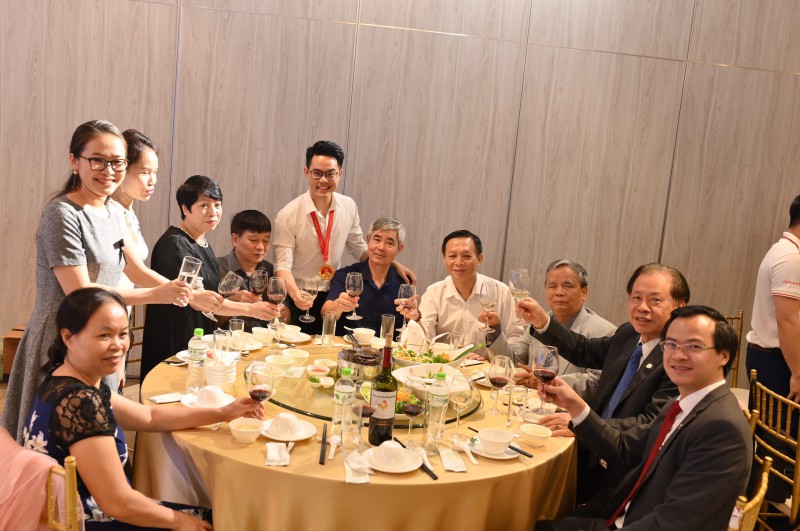 Các đại biểu cùng nâng ly khai tiệc, chúc mừng Kỷ lục gia Phùng Văn Hùng.