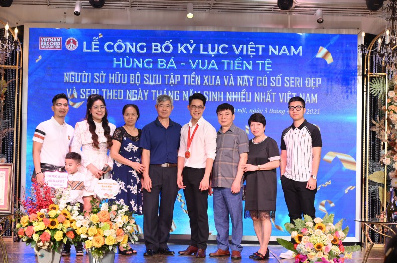 Bố mẹ và người thân đến chúc mừng Phùng Văn Hùng.