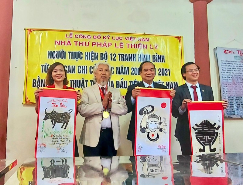 Kỷ lục gia, nhà thư pháp Lê Thiên Lý tặng chữ thư pháp tới đoàn đại biểu Tổ chức Kỷ lục Việt Nam.