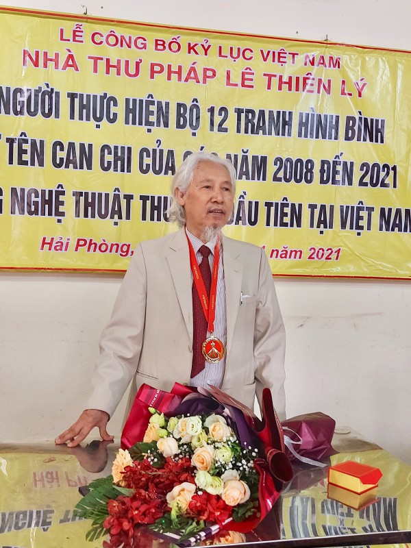 Kỷ lục gia, nhà thư pháp Lê Thiên Lý phát biểu tại sự kiện.
