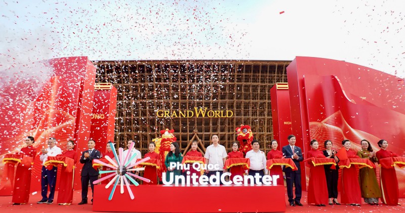 Đại diện Vingroup, lãnh đạo thành phố Phú Quốc và quan khách thực hiện nghi lễ cắt băng khai trương siêu quần thể nghỉ dưỡng, vui chơi, giải trí Phú Quốc United Center.