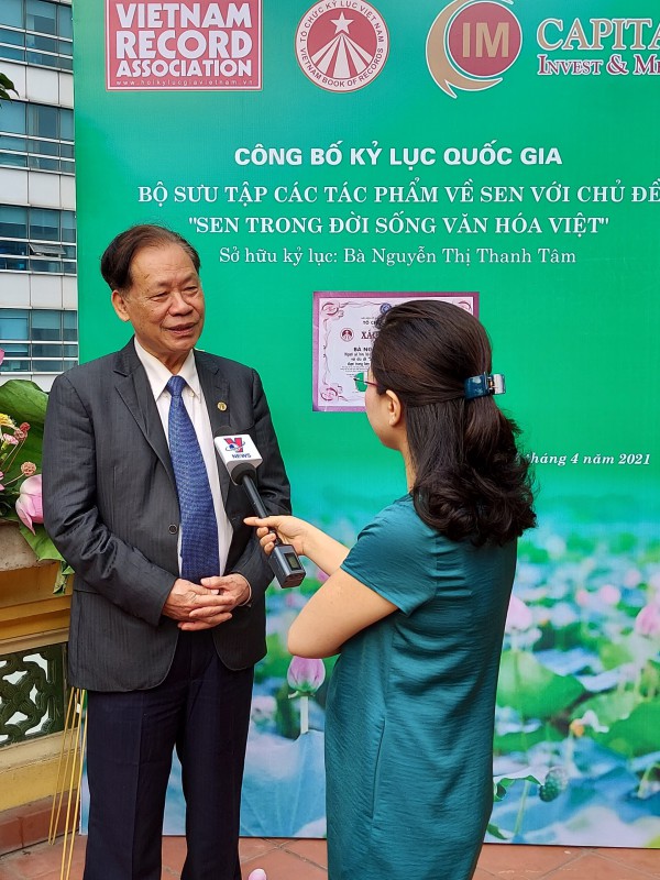 TS. Thang Văn Phúc, nguyên thứ trưởng Bộ Nội Vụ, Chủ tịch TW Hội Kỷ lục Gia Việt Nam trả lời phỏng vấn của truyền hình Thông tấn.