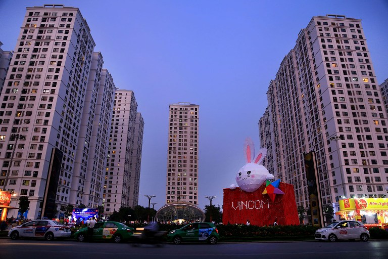 Chú Thỏ khổng lồ dễ thương trước giờ khởi động nổi bật trong khung cảnh chiều tại quảng trường Times City.