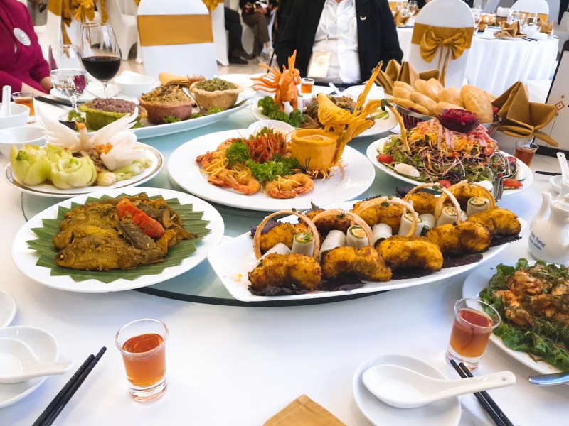 Sau khi được công nhận Xác lập Kỷ lục, các món ngon được đem lên phục vụ cho quan khách đến tham dự đêm Gala trao giải cuộc thi Tinh hoa Bếp Việt - tranh tài ẩm thực Nhà Mường diễn ra vào buổi tối.