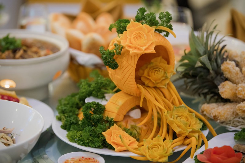 Các món ăn không chỉ được chế biến công phu mà còn được bài trí khéo léo tinh xảo dưới bàn tay tài hoa của các đầu bếp đẳng cấp Mường Thanh.