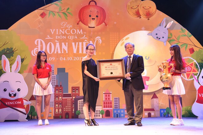 TS Thang Văn Phúc - Chủ tịch Hội Kỷ lục gia Việt Nam trao bằng xác lập và biểu tượng Kỷ lục Việt Nam đến đại diện Công ty CP Vincom Retail.