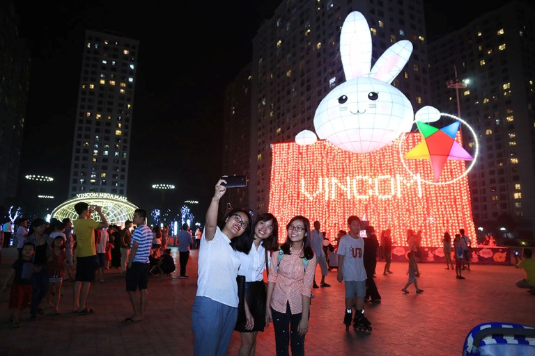 Các bạn trẻ chụp ảnh ghi lại khoảnh khắc đáng nhớ với Thỏ khổng lồ Vincom.