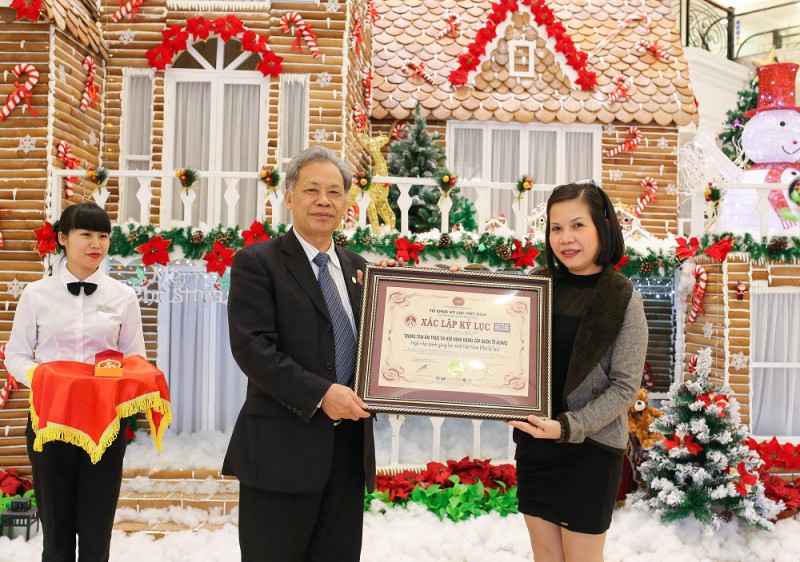 TS Thang Văn Phúc – Chủ tịch Hội Kỷ lục gia Việt Nam trao bằng xác lập và biểu tượng Kỷ lục Việt Nam đến đại diện Trung tâm hội nghị Quốc tế Almaz.