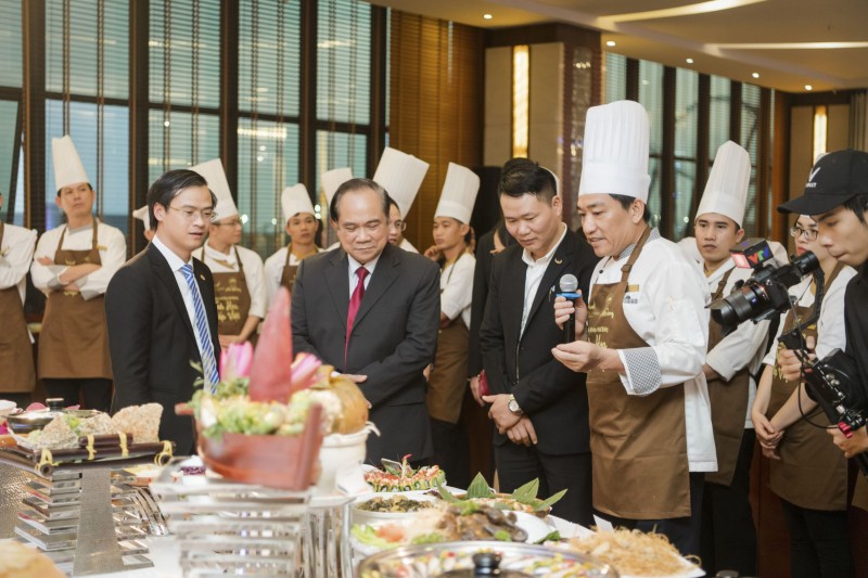 Đầu bếp của Mường Thanh giới thiệu về đặc trưng các món ăn cho Đại diện Lãnh đạo Tổ chức Kỷ lục Việt Nam.