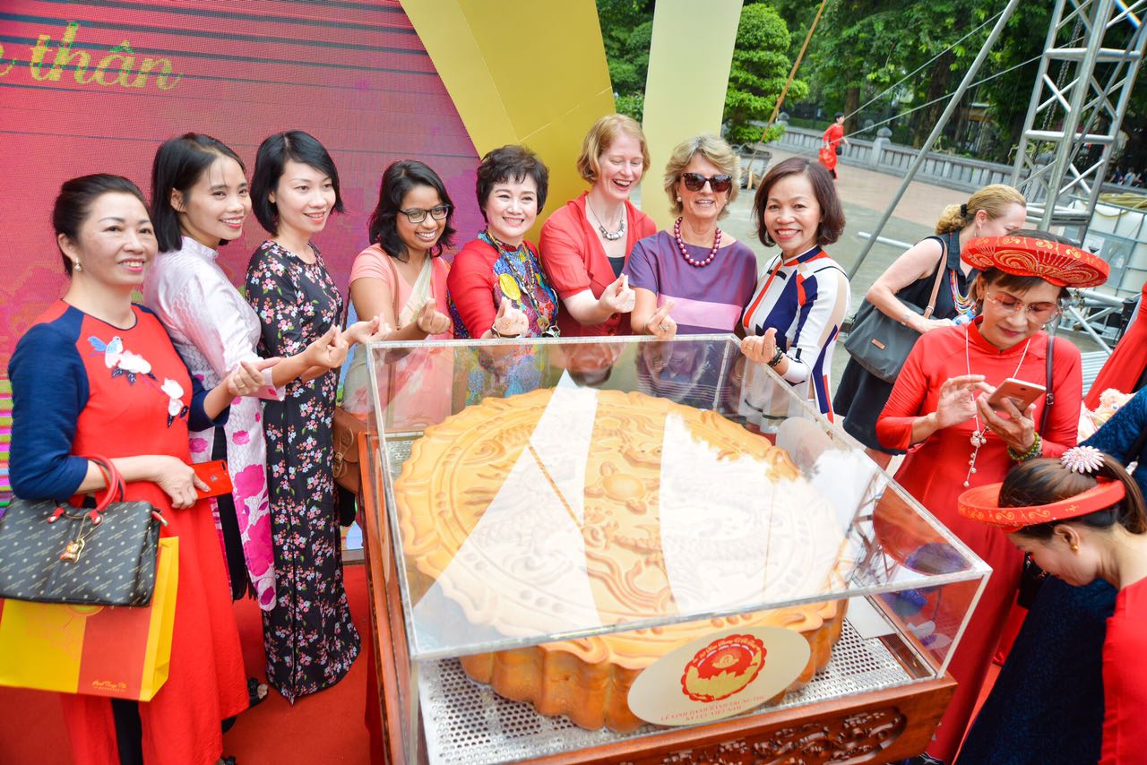 Du khách trong nước và Quốc tế hào hứng tham quan và chụp ảnh lưu niệm bên cặp bánh khổng lồ.