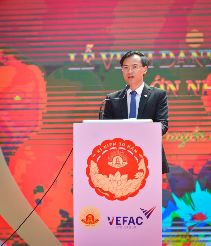 Ông Hoàng Thái Tuấn Anh - Trưởng Đại diện Miền Bắc Tổ chức Kỷ lục Việt Nam công bố quyết định xác lập Kỷ lục cho cặp bánh.