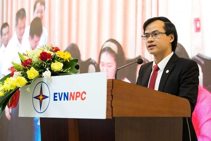 Ông Hoàng Thái Tuấn Anh - Trưởng VP Đại diện miền Bắc của Tổ chức Kỷ lục Việt Nam công bố quyết định xác lập kỷ lục bức tranh vân tay.