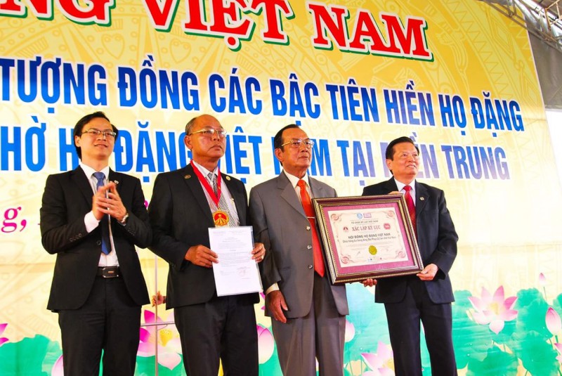Tiến sĩ Lê Doãn Hợp - Chủ tịch Hội đồng Xác lập Kỷ lục Việt Nam (ngoài cùng bên phải) và ông Hoàng Thái Tuấn Anh trao xác lập Kỷ lục đến đại diện Dòng Họ Đặng Việt Nam.