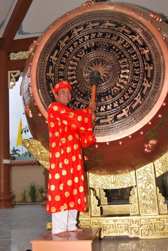 Ông Đặng Văn Thử - Chủ tịch Hội đồng Họ Đặng Việt Nam bên chiếc trống đúc bằng đồng lớn nhất Việt Nam.