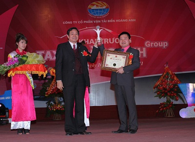 Ông Nguyễn Hữu Oanh, nguyên phó trưởng ban Tôn giáo Chính phủ, Phó chủ tịch TW Hội Kỷ lục Gia Việt Nam trao bằng chứng nhận và cúp Kỷ lục tới ông Hoàng Anh Tuấn - Chủ tịch Hội đồng Quản trị của Hoàng Anh Group.