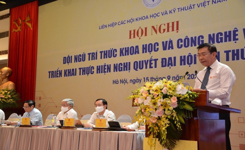 AHLĐ Nguyễn Quang Mâu - Chủ tịch HĐQT Gốm Đất Việt phát biểu tham luận tại Hội nghị.