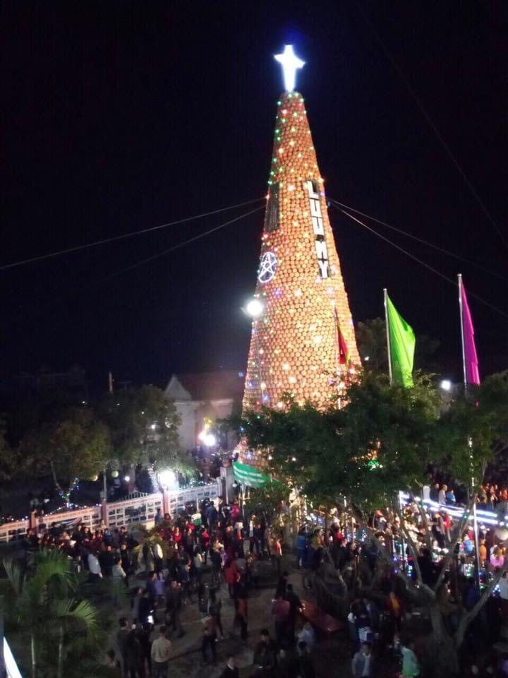  Toàn cảnh cây thông Noel được làm nên từ 6.000 nồi đất nung tại giáo xứ Lưu Mỹ, xã Trù Sơn, huyện Đô Lương.