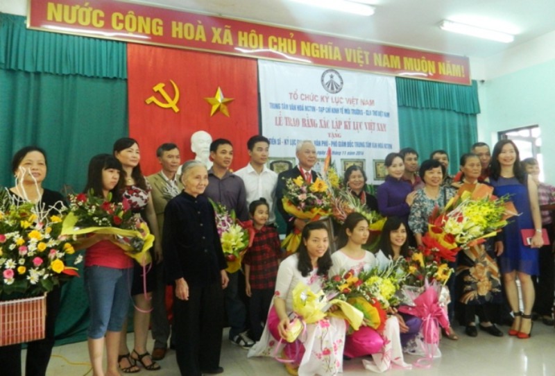 Đông đảo gia đình, bạn bè và người thân của Tiến sĩ Đặng Văn Phú đến chúc mừng.