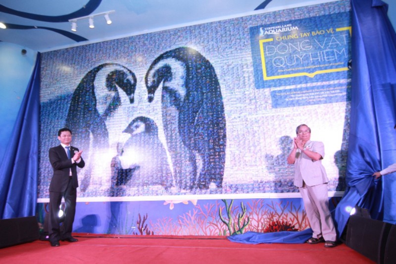 Ông Trịnh Thúc Huỳnh, nguyên Giám đốc NXB Chính trị - Quốc Gia, phó chủ tịch Tổ chức Kỷ lục Đông Dương cùng lãnh đạo Vinpearl cùng nhau kéo tấm vải che để giới thiệu bức tranh tới du khách.