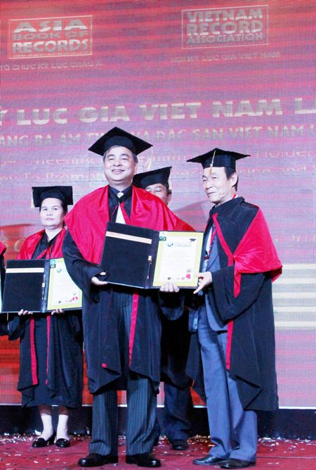 Doanh nhân Nguyễn Ngọc Khôi vinh dự đón nhận bằng Tiến sĩ danh dự của Viện Đại học Kỷ lục Thế giới.